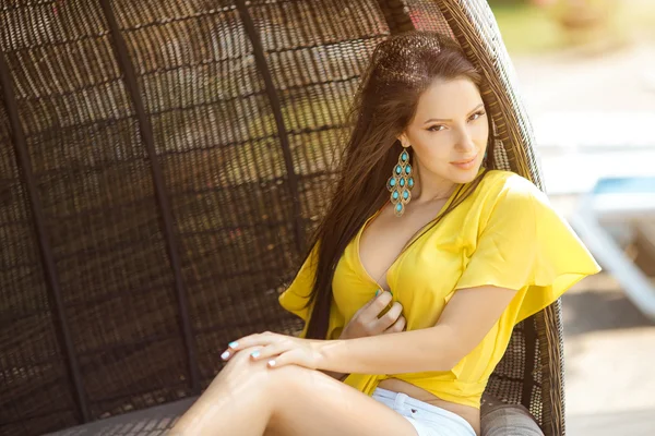 수영장 근처 나무 판자 침대에 편안 하 게 아름 다운 젊은 여자 — 스톡 사진