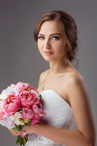 Novia con rodaje de ramo de boda estudio — Foto de Stock