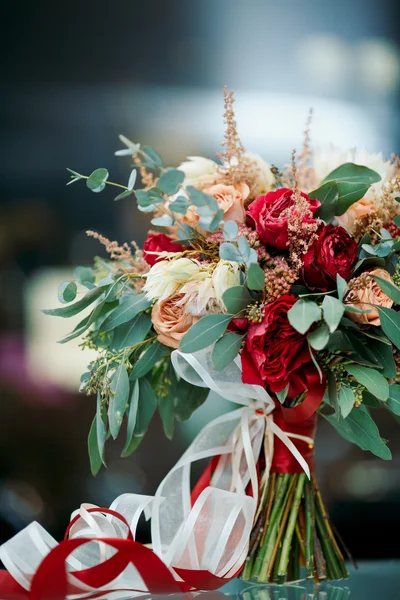 Belo buquê nupcial de flores frescas — Fotografia de Stock