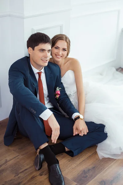 Bruden och brudgummen i mycket ljusa rum — Stockfoto