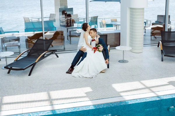 Novia y novio idoors en la piscina — Foto de Stock