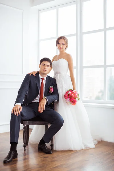 Gelin ve damat çok parlak oda içinde — Stok fotoğraf