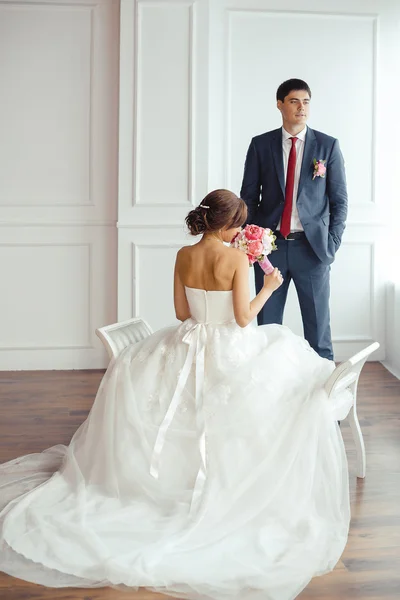 Novia y novio en habitación muy luminosa — Foto de Stock