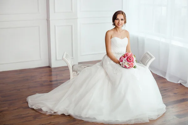 Die Braut. junge Frauen mit Hochzeitskleid in sehr hellem Raum, — Stockfoto