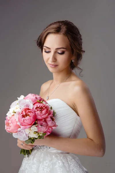 Nevěsta s svatební kytice studio natáčení — Stock fotografie