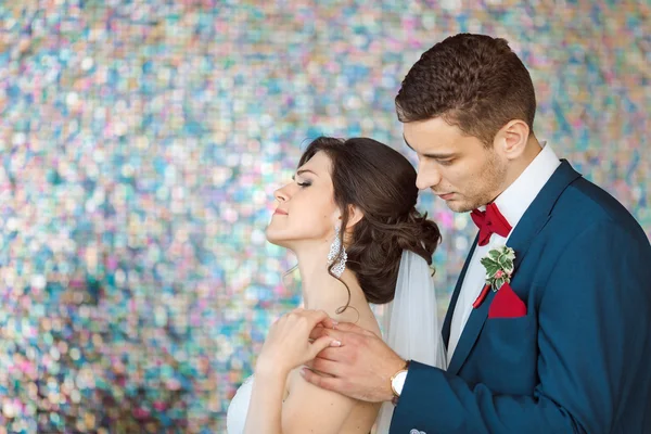 新娘和新郎在非常明亮的彩色房间 — 图库照片