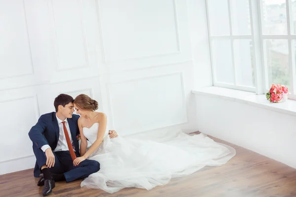 Bride and groom in very bright room — Stock Photo, Image