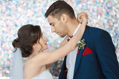 Gelin ve damat çok parlak renkli Oda