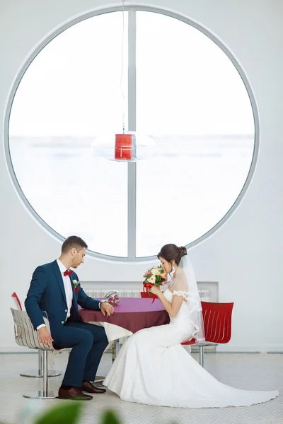 Novia y novio sentado en la cafetería interior — Foto de Stock