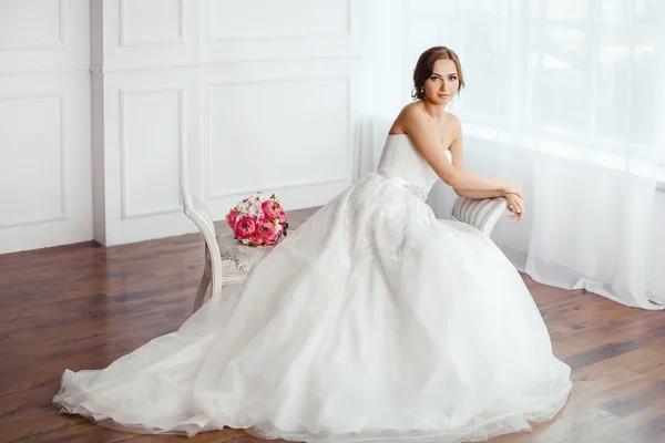 Die Braut. junge Frauen mit Hochzeitskleid in sehr hellem Raum, — Stockfoto