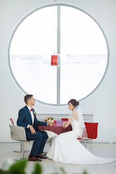 Novia y novio sentado en la cafetería interior — Foto de Stock