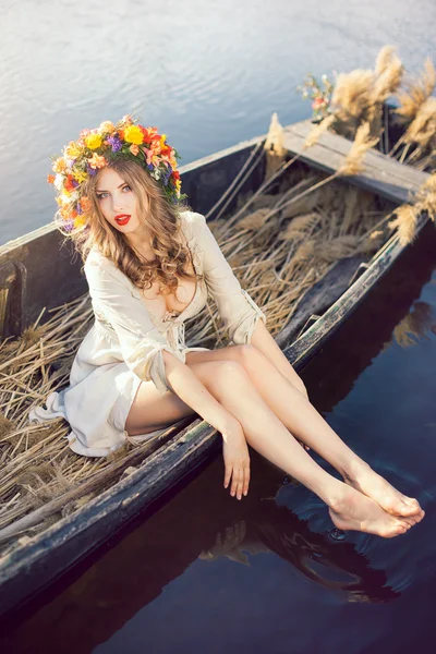 Fantaisie photo d'art d'une belle dame en bateau — Photo