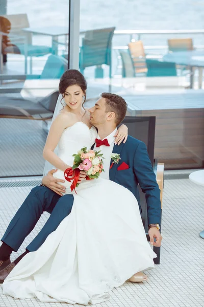 Novia y novio idoors en la piscina — Foto de Stock