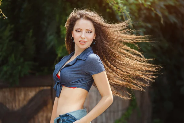 Joven mujer delgada retrato de otoño . — Foto de Stock