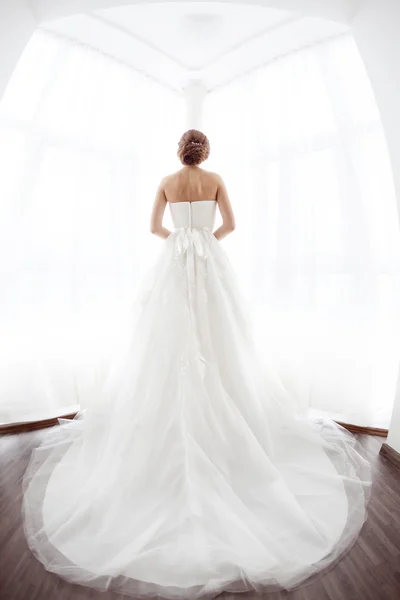 La beauté des mariées. Jeune femme en robe de mariée à l'intérieur — Photo