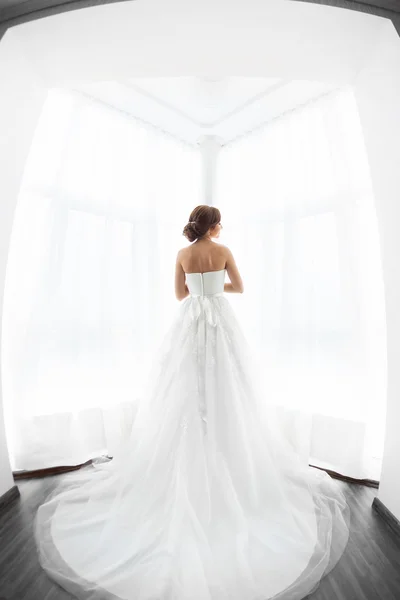 Nevěsty krása. Mladá žena ve svatebních šatech interiéru — Stock fotografie