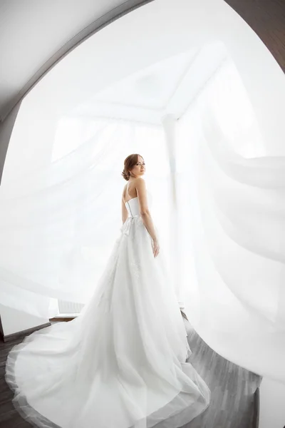 Szépség menyasszony. Fiatal nő esküvői ruha bent — Stock Fotó