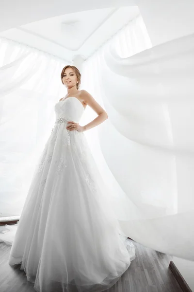 La beauté des mariées. Jeune femme en robe de mariée à l'intérieur — Photo