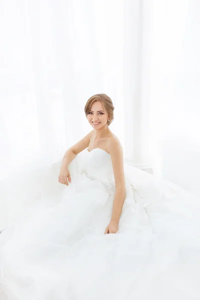 La beauté des mariées. Jeune femme en robe de mariée à l'intérieur — Photo