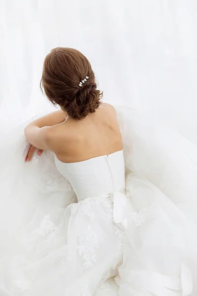 Belleza de novias. Mujer joven en vestido de novia en el interior — Foto de Stock