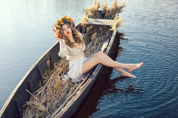 Fantasy art foto van een mooie dame liggen in boot — Stockfoto