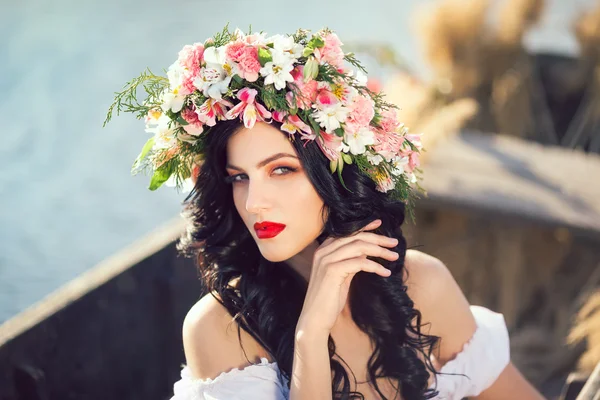 Moda foto de arte de uma bela senhora sentada no barco — Fotografia de Stock