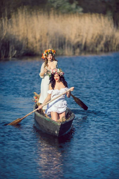 Две красивые девушки в лодке — стоковое фото
