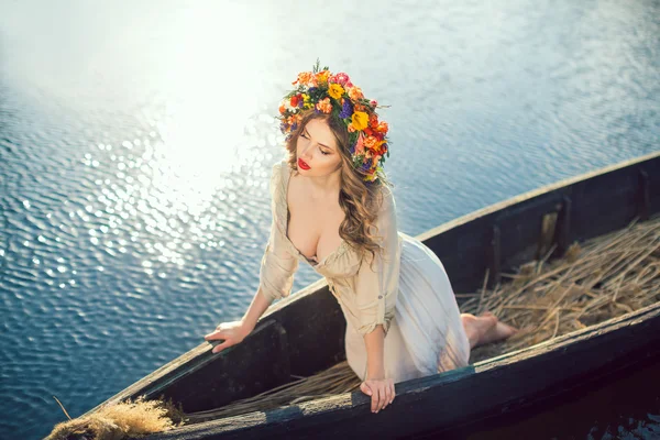 Красивая девушка сидит в лодке — стоковое фото