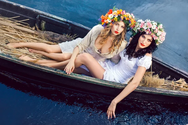 Két gyönyörű lány csónak — Stock Fotó