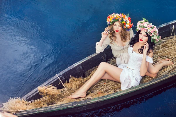 Модное художественное фото красивой девушки в лодке — стоковое фото