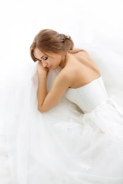 La beauté des mariées. Jeune femme en robe de mariée à l'intérieur — Photo