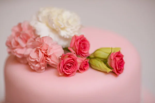Rosa bröllopstårta. — Stockfoto