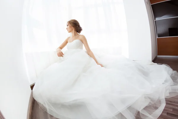 La beauté des mariées. Jeune femme en robe de mariée à l'intérieur — Photo