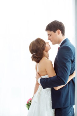 Gelin ve damat çok parlak Oda evde