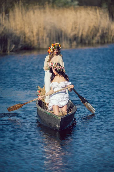 Två vackra flickor i båt — Stockfoto