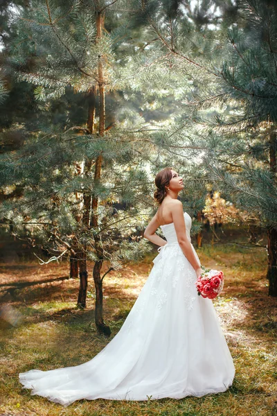 Mariée dans le parc à l'extérieur — Photo