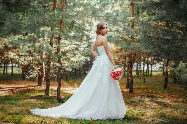 Braut im Park im Freien — Stockfoto