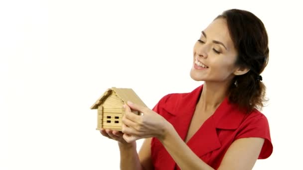 Mulher feliz segurando uma pequena casa em suas mãos — Vídeo de Stock