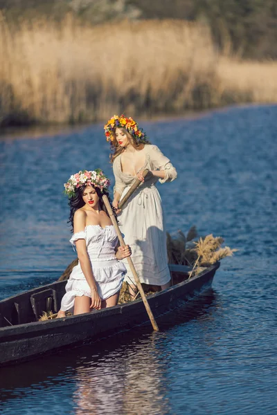 Две красивые девушки в лодке — стоковое фото