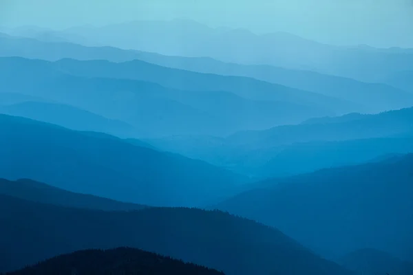 Niebieskie góry na Ukrainie Karpaty — Zdjęcie stockowe