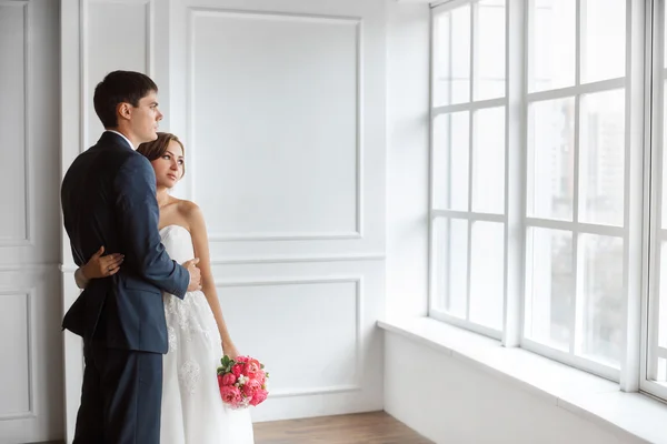 Bruden och brudgummen inomhus — Stockfoto