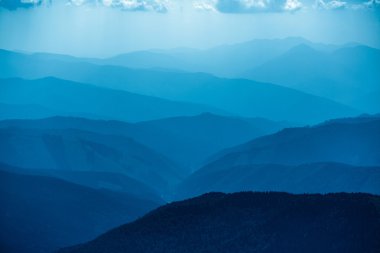 Ukrayna 'daki mavi dağlar Karpatlar