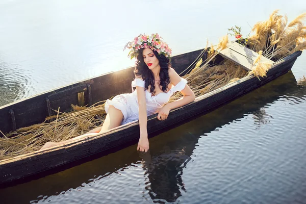 Fantasy art foto van een mooie dame liggen in boot — Stockfoto