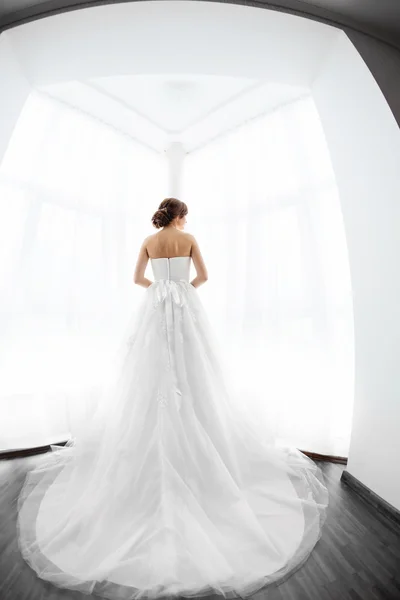 La beauté des mariées. Jeune femme en robe de mariée à l'intérieur — Photo