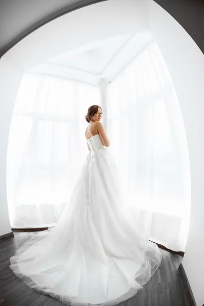 Szépség menyasszony. Fiatal nő esküvői ruha bent — Stock Fotó