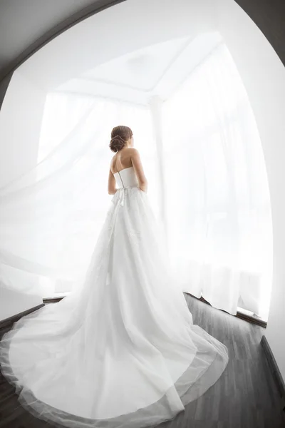 La beauté des mariées. Jeune femme en robe de mariée à l'intérieur — Photo