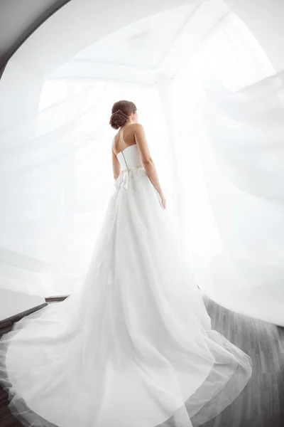 La beauté des mariées. Jeune femme en robe de mariée à l'intérieur — Photo