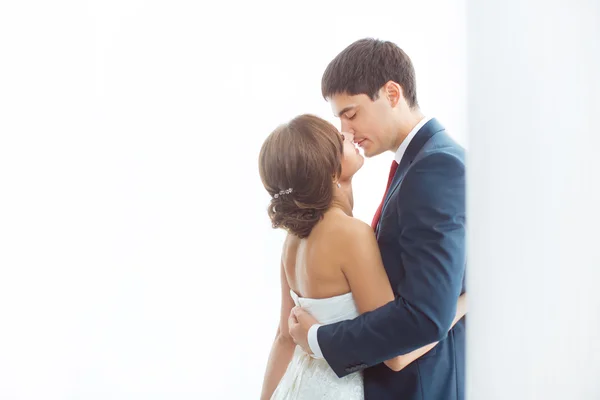 Bride and groom in very bright room at home — Stock Photo, Image