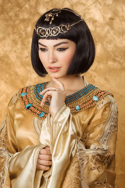 Altın arka planda Mısır Kraliçesi Kleopatra gibi Gebe Güzel kadın — Stok fotoğraf