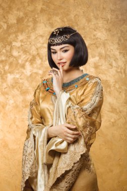 Altın arka planda Mısır Kraliçesi Kleopatra gibi Gebe Güzel kadın